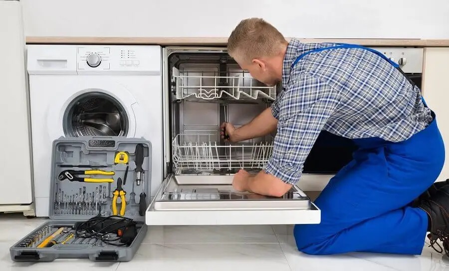 Tire İmmergas servisi teknisyen ekibi beyaz eşya tamiri yaparken
